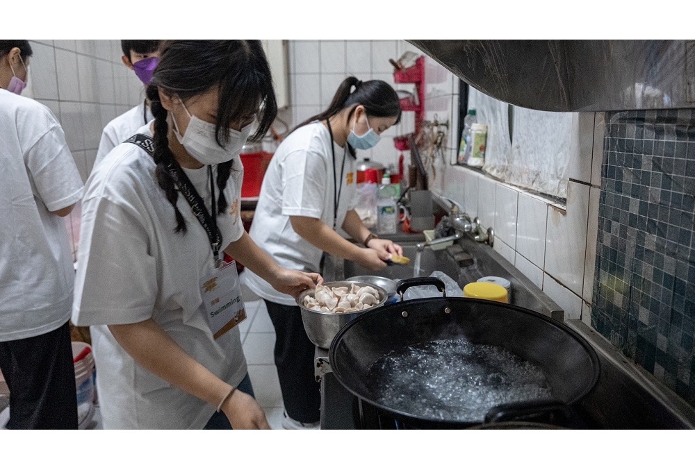 成年禮參與學員親自下廚為長輩烹煮水餃。（桃市青年局提供）