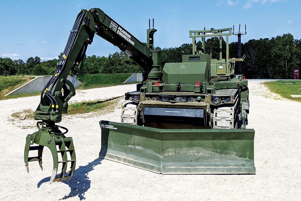 皮爾森工程公司的RCV-Pioneer，前方推土鏟與挖掘機吊臂可快速排除障礙。（取自皮爾森工程公司）