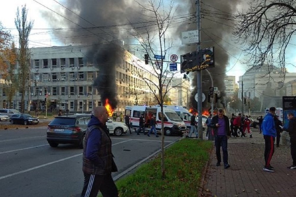 基輔10日上午在尖峰時間遭攻擊，造成平民死傷。（取自外交部副部長澤帕爾推特）
