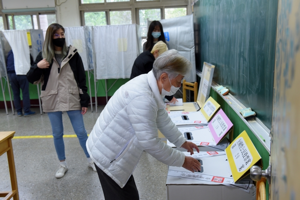 中選會14日公告，年底地方公職人員選舉票及《憲法》修正案複決公投票顏色。（資料照片／張哲偉攝）