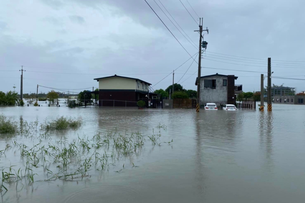 宜蘭蘭陽溪深夜因豪雨爆漲，導致七賢村等地區汪洋一片。（取自議員候選人張德勝臉書）