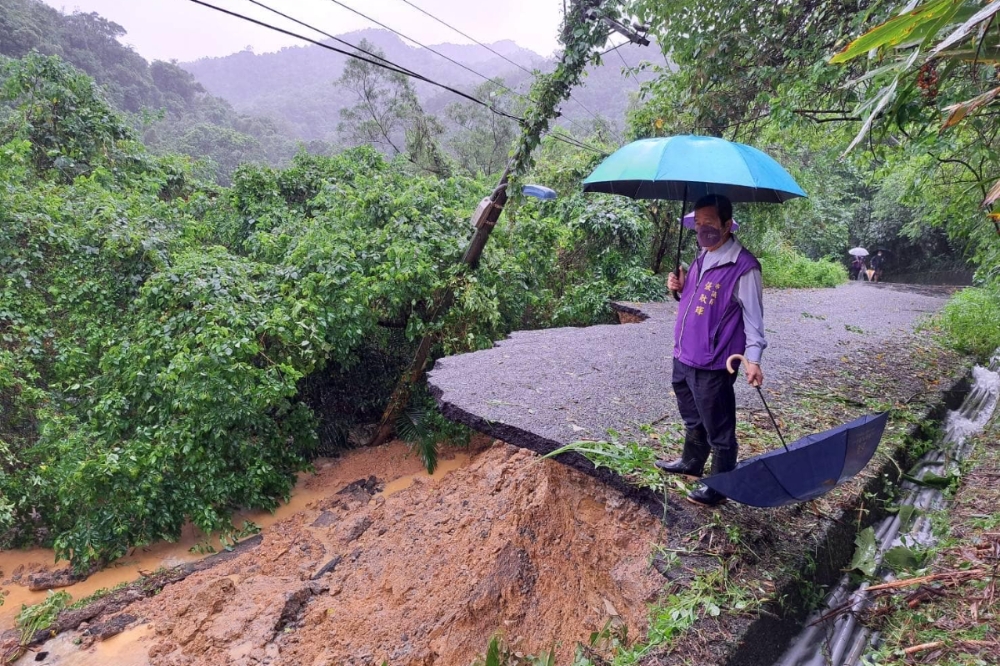 基隆市七堵區華新一路地基不斷流失，坍方面積恐再擴大。（取自張耿輝議員臉書）