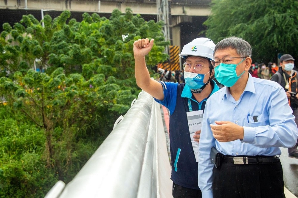 柯文哲16日沒有坐鎮防災應變中心，直到晚上才取消輔選回台北勘災，引來綠營批評無心市政。（取自柯文哲臉書）