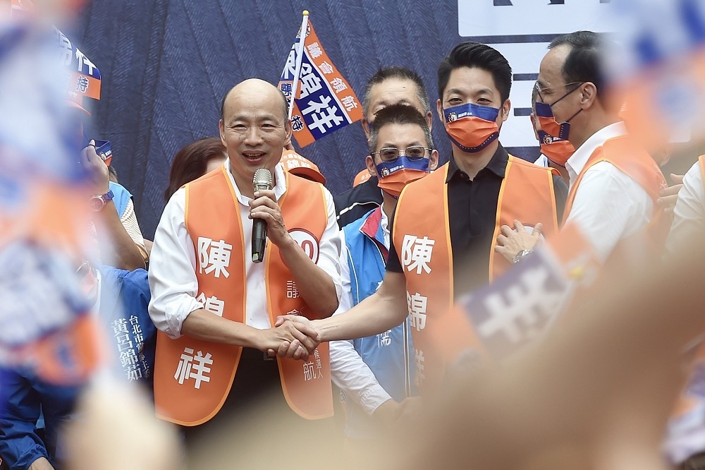 台北市議會議長陳錦祥今天成立競選總部，韓國瑜不但現身，還和國民黨台北市長候選人蔣萬安首度同台，雙方寒喧握手打氣。 （張哲偉攝）