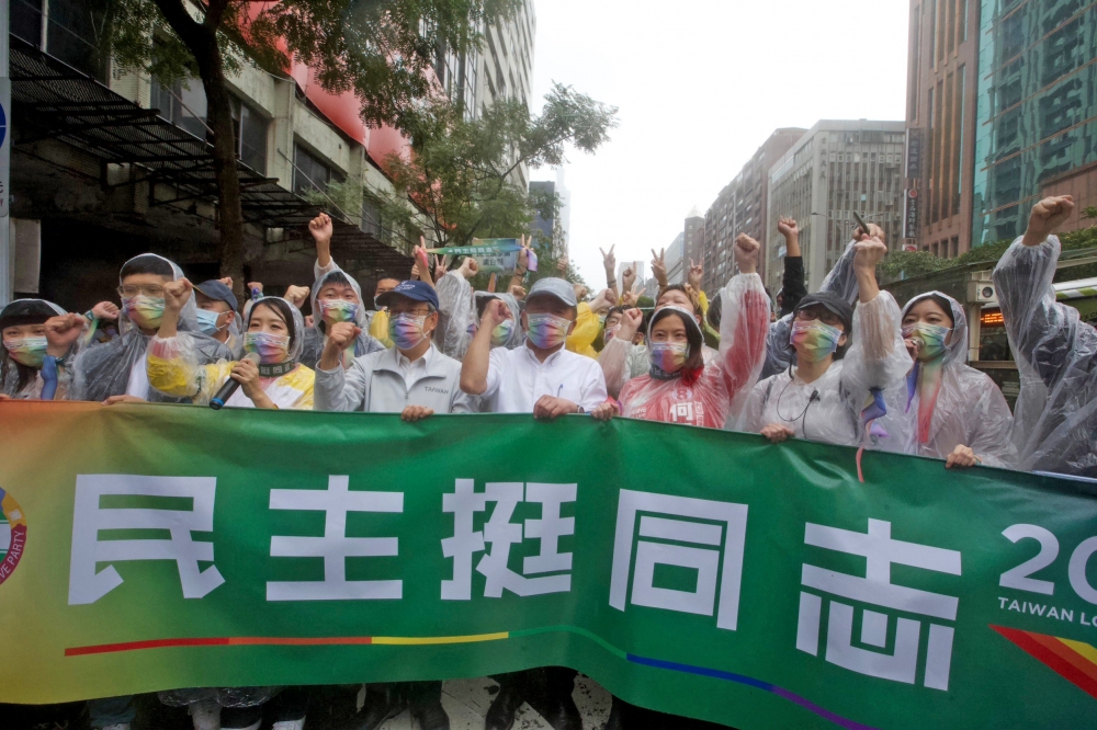 力挺平權的民進黨也組隊參加同志遊行，同時宣傳18歲公民權修憲複決。（張哲偉攝）