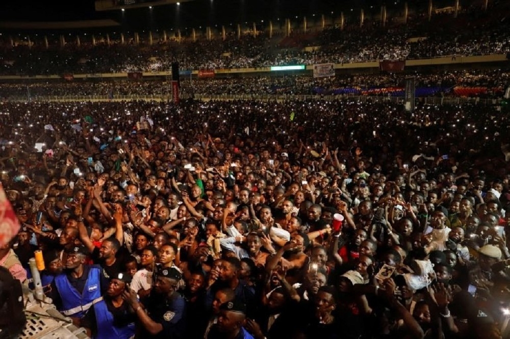 伊普帕金夏沙演唱會湧入大量遠超過體育場容納量的人潮，最終釀成悲劇。（取自推特）