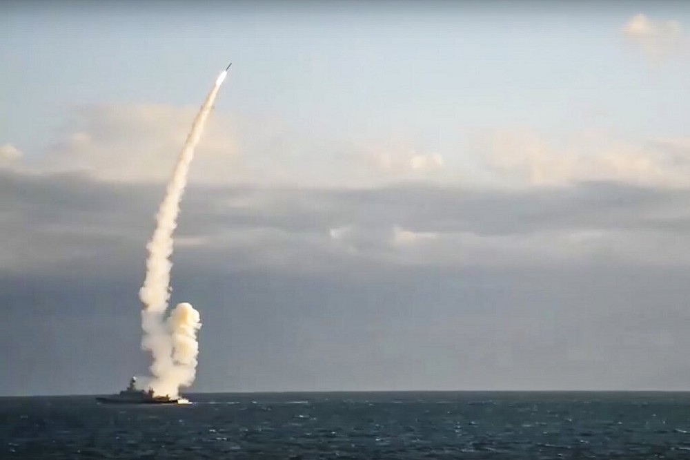 俄國一艘戰艦發射巡弋飛彈攻擊烏克蘭目標。（美聯社）