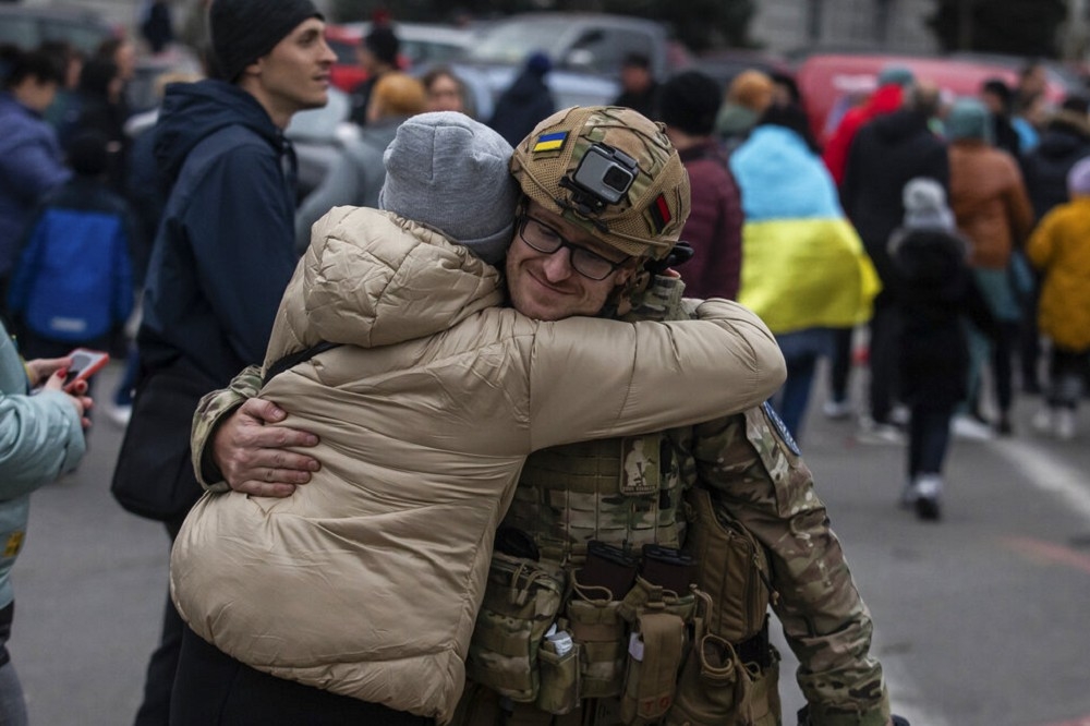烏克蘭收復赫爾松市，民眾12日激動擁抱烏克蘭軍人。（美聯社）