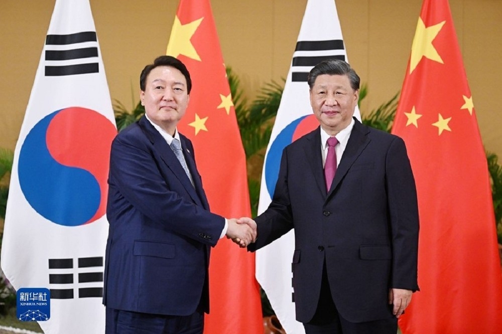 南韓總統尹錫悅（左）與中國國家主席習近平（右）舉行雙邊會談。（新華社）