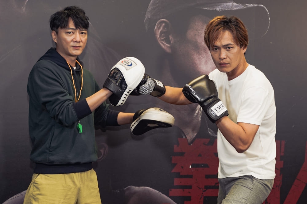黃鐙輝（右）和藍葦華主演的電影《拳職人員》將於明日在公視台語台首播，2人今前往格鬥運動館重溫當時拍攝過程。（公視台語台提供）