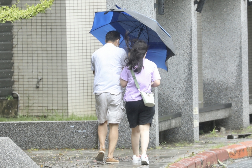 今天起兩波東北季風接力，天氣又轉濕涼了！（資料照／王侑聖攝）