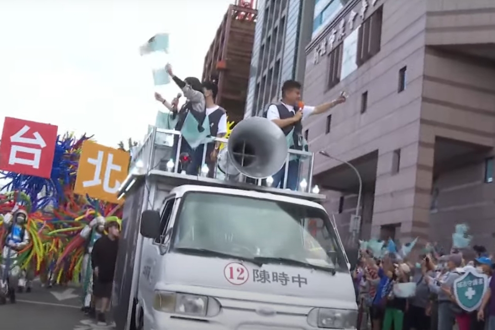 陳時中遊行活動湧入大批人潮，一名男子持刀試圖衝上宣傳車被警方帶走。（取自陳時中直播YouTube）