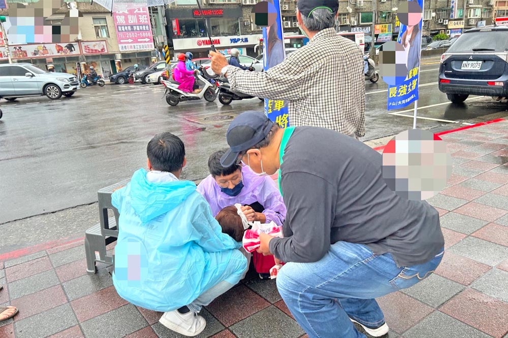 林婕麗今天在路口拜票突遭打破頭，痛苦倒地等待救護車。（翻攝畫面）