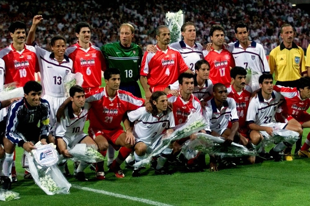 美國與伊朗將在30日凌晨對戰。1998年美國（白色球衣）與伊朗（紅色球衣）在法國世界盃小組賽交手，美國落敗，不知這回能否報一箭之仇。（美聯社）