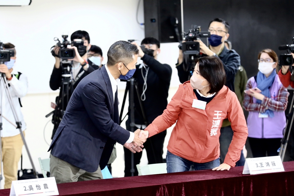 台北市第3選區立委補選今天（20日）下午辦理候選人號次抽籤，吳怡農（左）抵達會場後與王鴻薇（右）握手致意。（張哲偉攝）