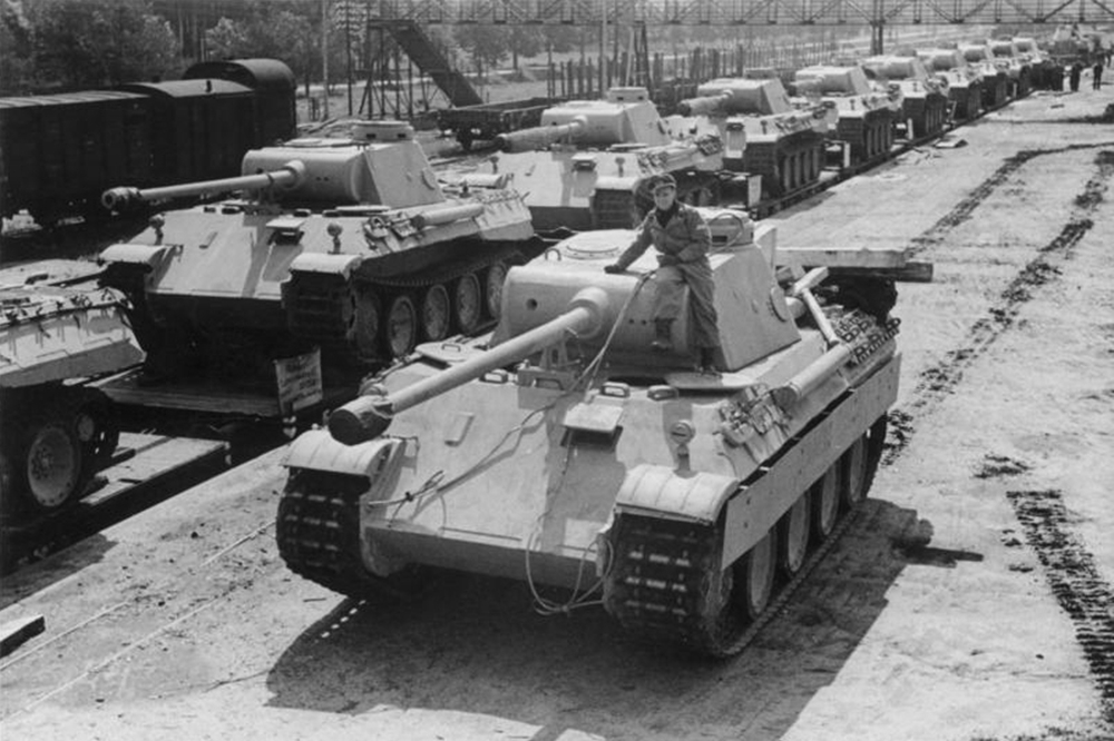 1943年，等著被運輸至前線的德軍豹式坦克（圖片取自維基百科）
