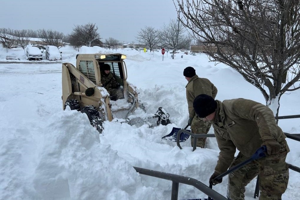 紐約州在這波冬季風暴中受創嚴重，已出動數百名國民兵，展開救援與清除積雪等行動。（取自紐約州國民兵）
