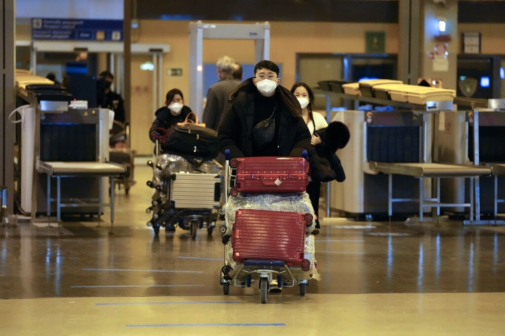 圖為搭乘中國國際航空從廣州出發的旅客，在義大利羅馬的機場入境。（資料照片／美聯社）