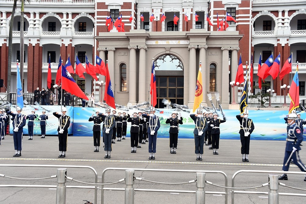 元旦總統府升旗典禮將屆，國防部三軍儀隊在今天（30日）於總統府前進行演練。（張哲偉攝）