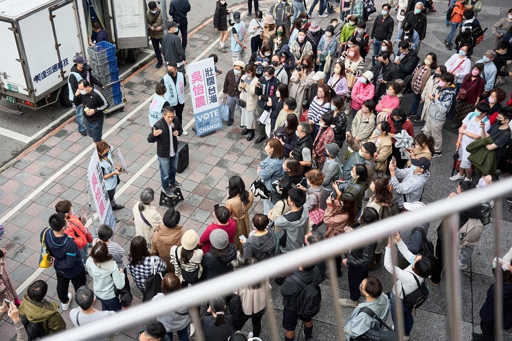 這場補選的票數差距告訴藍綠兩黨，中間選民是存在的，而他們就是台灣選戰的最後砝碼。（圖片摘自吳怡農臉書）