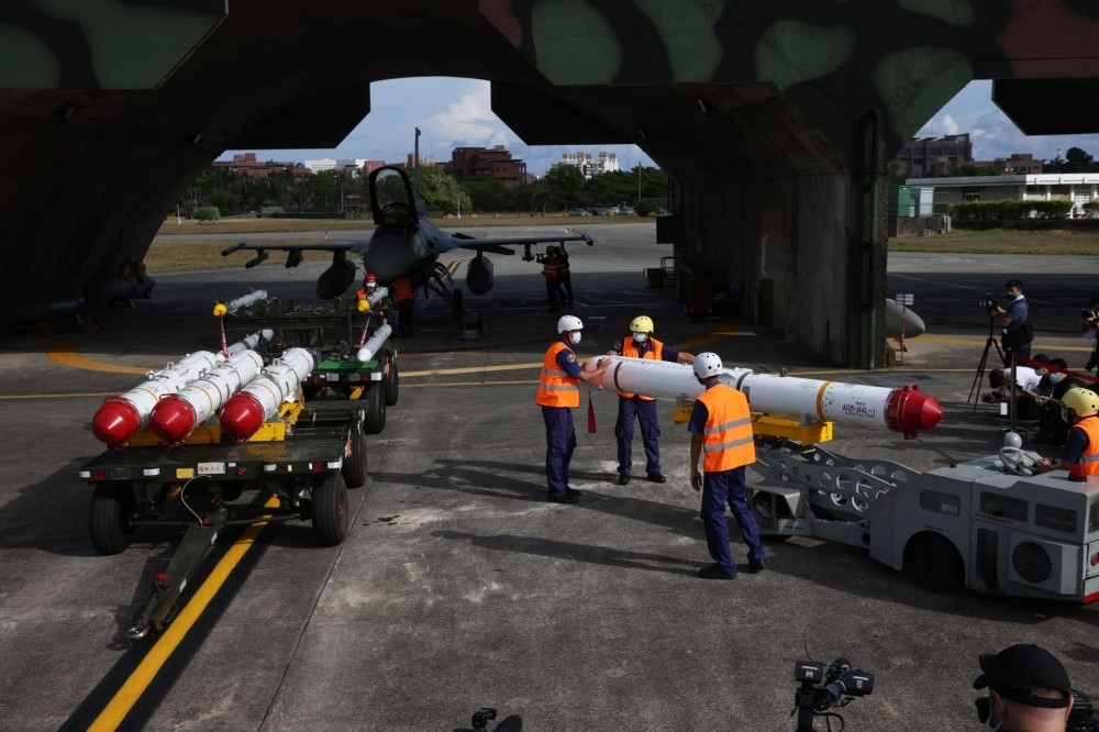 空軍向美採購F-16V戰機配置飛彈，由我國駐美軍事代表團已與AIT美國在台協會正式簽署。圖空軍花蓮基地F-16V戰機進行空射魚叉飛彈掛載作業。（資料照片／陳愷巨攝）