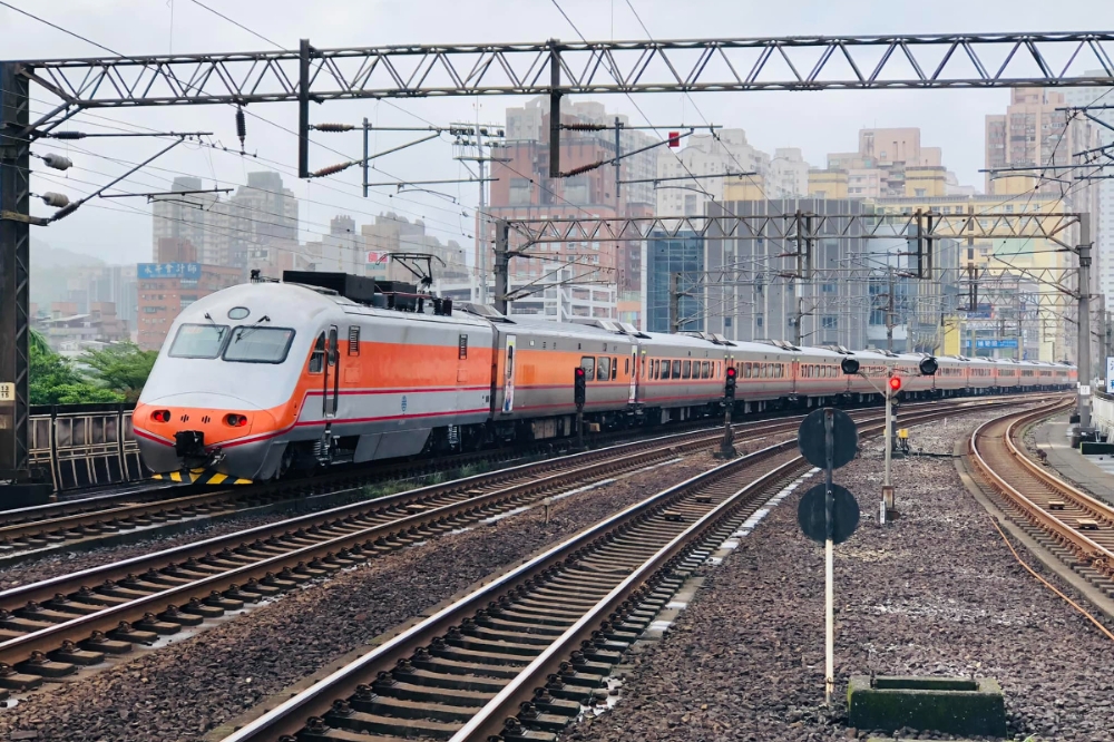 台鐵181次自強號列車，昨天（12日）深夜疑因電路故障，行駛期間一共停電4次。示意圖。（取自靠北台鐵臉書）