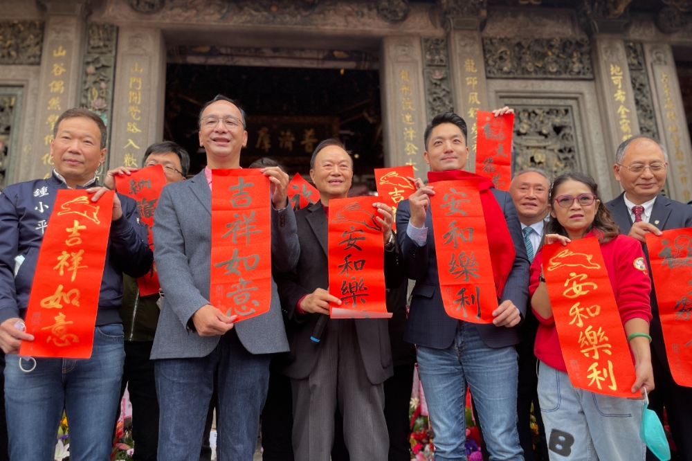 國民黨主席朱立倫和台北市長蔣萬安等人在大年初一到台北市龍山寺參拜。（王侑聖攝）