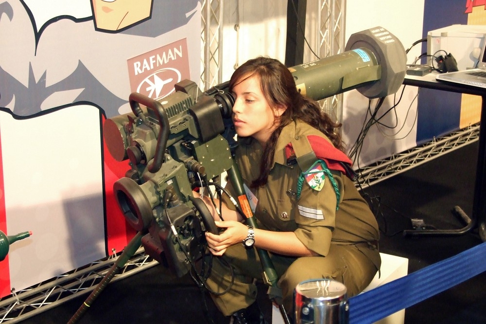 以色列女兵操作反坦克飛彈。（圖片摘自維基百科）