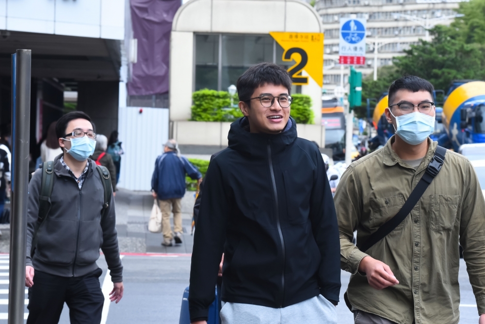 台灣雖然在去年12月已解禁室外口罩，但許多人還是習慣佩戴。（資料照片／楊約翰攝）