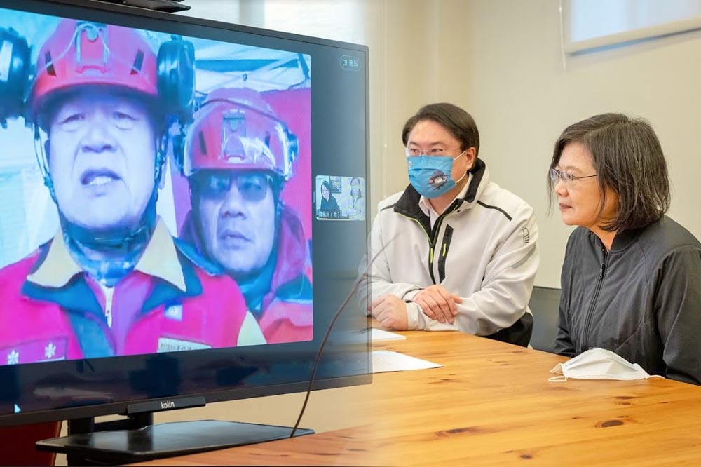 蔡總統和台灣國人關灣搜救隊的救災行動，特別和第一線隊員現場通話。（合成畫面／總統府提供）
