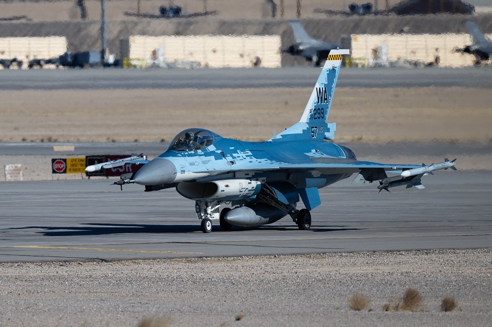 專門負責戰術訓練的第64「侵略者」中隊F-16戰機，掛載空優武裝準備升空扮演假想敵角色。（取自DVIDS）