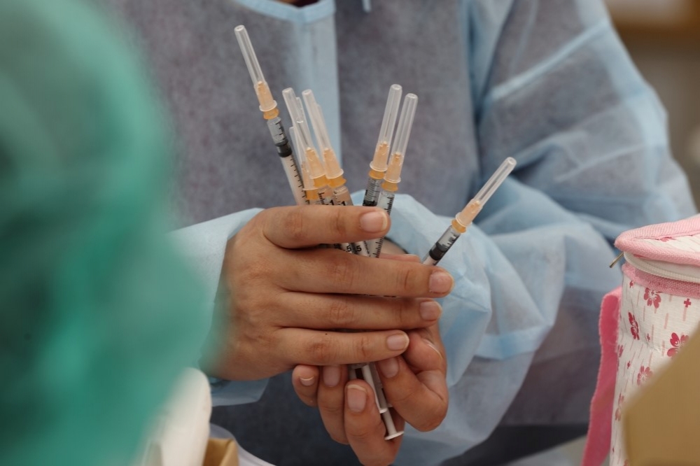 新冠肺炎疫情解封已是全球趨勢，但專家表示相關疫苗、藥物未來可能要自費，指揮中心表示今年應該不會實施。（中央疫情指揮中心提供）