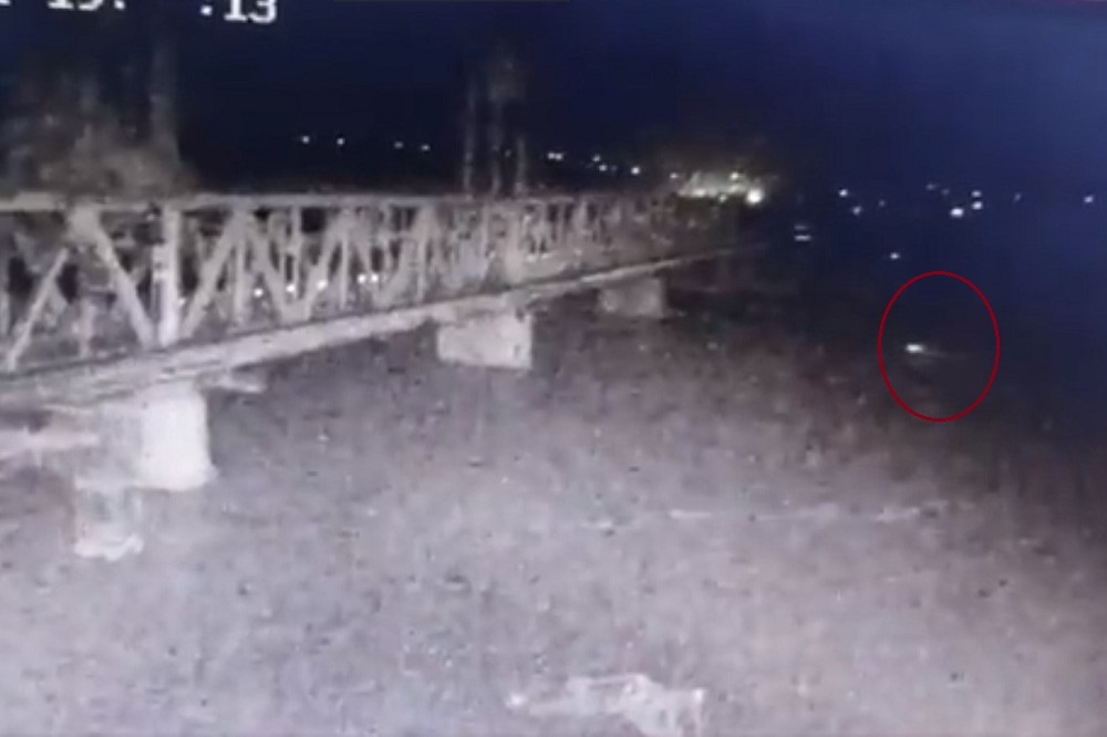 監視器翻攝的俄軍自殺無人艇襲擊大橋畫面，影片顯示發生於10日晚間。（取自推特）