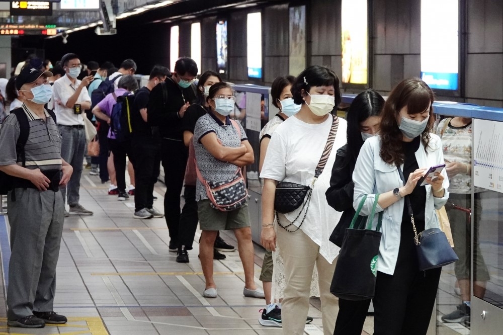 專家認為台灣人民已經習慣戴口罩，室內口罩解封的差別不大，眼前反而要考慮分類降級的時間點。（資料照片／王侑聖攝）