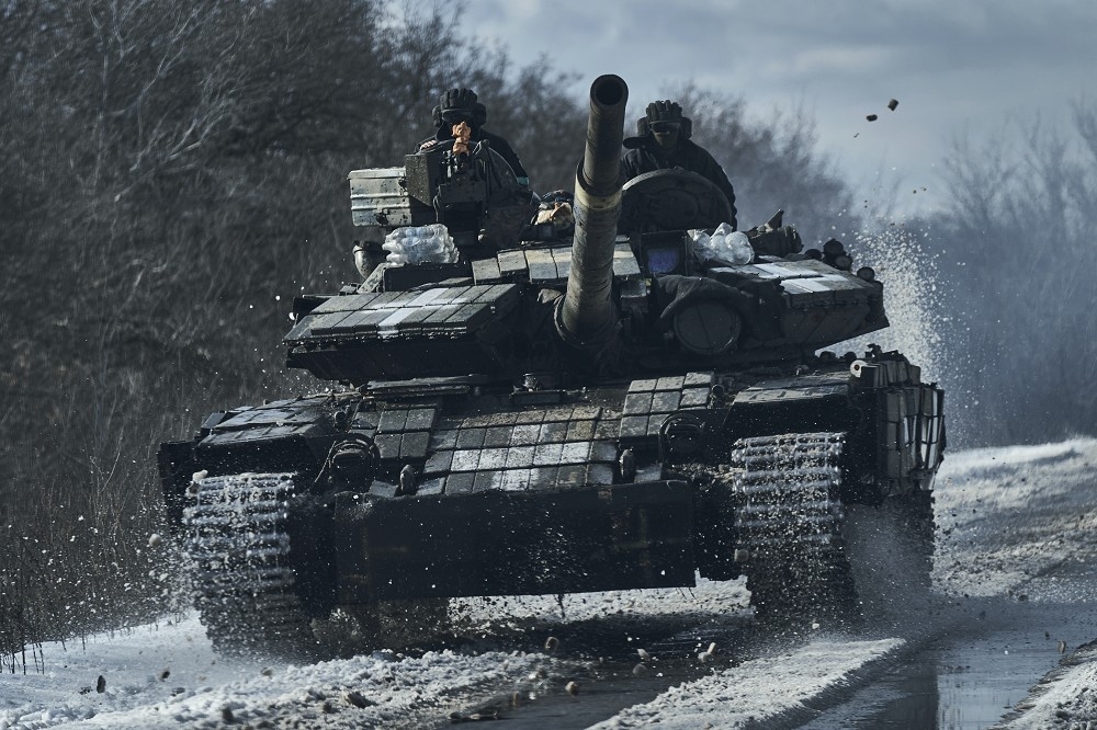 俄烏之間目前仍難看到和平的曙光。圖為烏軍官兵駕駛戰車在前線進行任務。（美聯社）