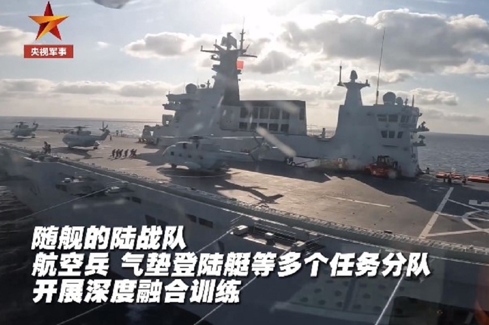 具備強大兩棲作戰能力的075型兩棲突擊艦，對台灣造成的威脅不亞於航母。（截自影片）