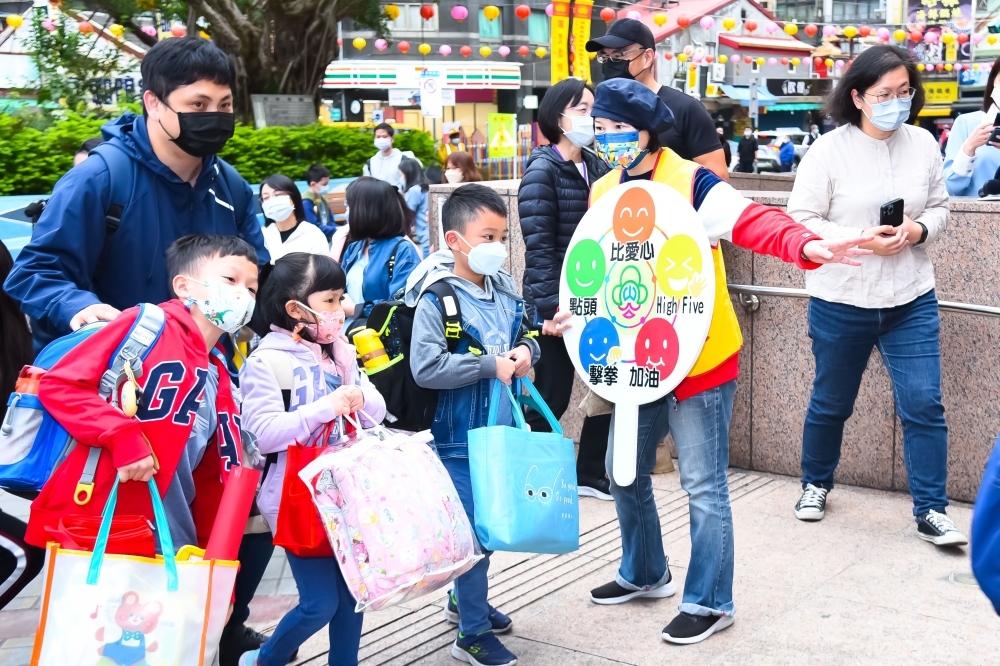 校園內口罩禁令將在明日鬆綁，學生容貌焦慮議題因此備受關注。（資料照片／楊約翰攝）