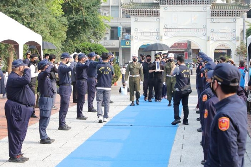 台南殺警案因公殉職的警員凃明誠及曹瑞傑，今天將兩人入祀忠烈祠。（台南市政府提供）