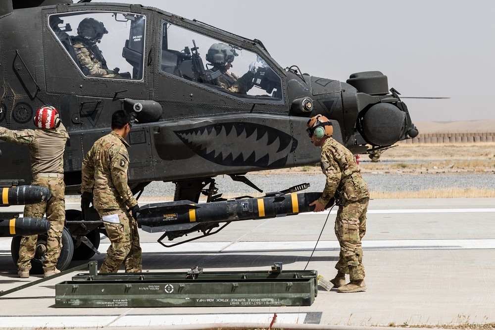 為了台灣的防衛需求，台美磋商建立「區域緊急庫存」。圖為美陸軍人員正為AH-64E「阿帕契」直升機裝載該型飛彈。（取自DVIDS網站）