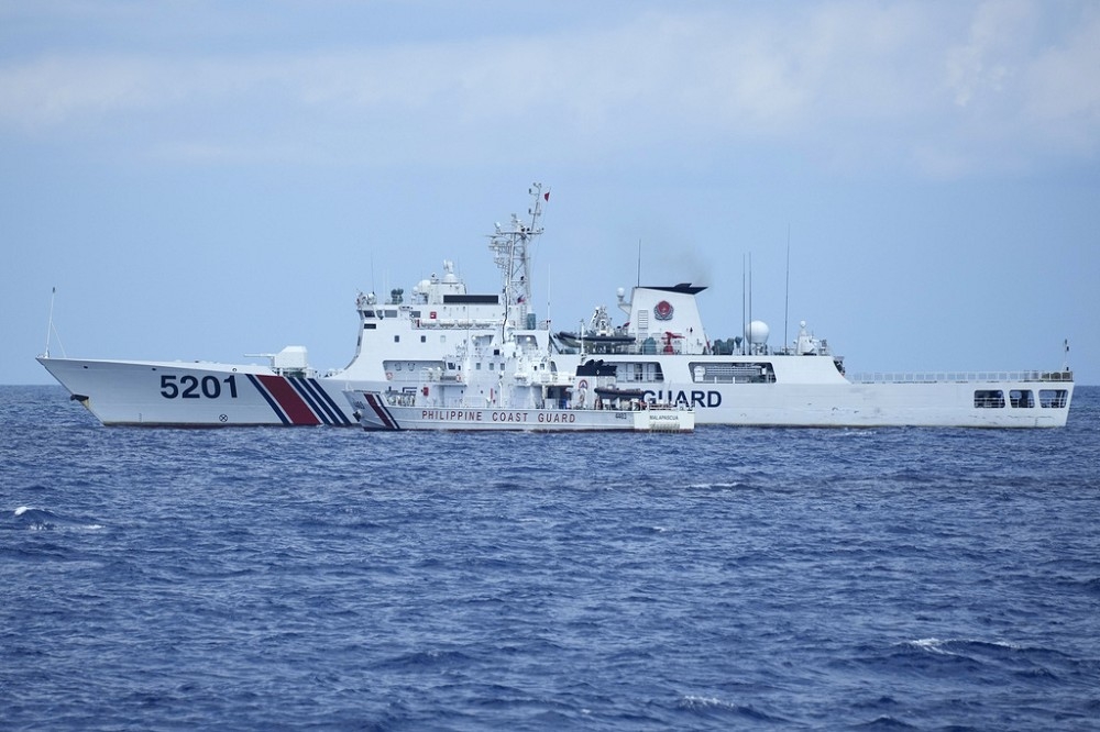 中國5201海警船和「馬拉帕茲瓜號」巡邏艦，艦體大小猶如「大衛碰上巨人歌利亞」般懸殊。（美聯社）