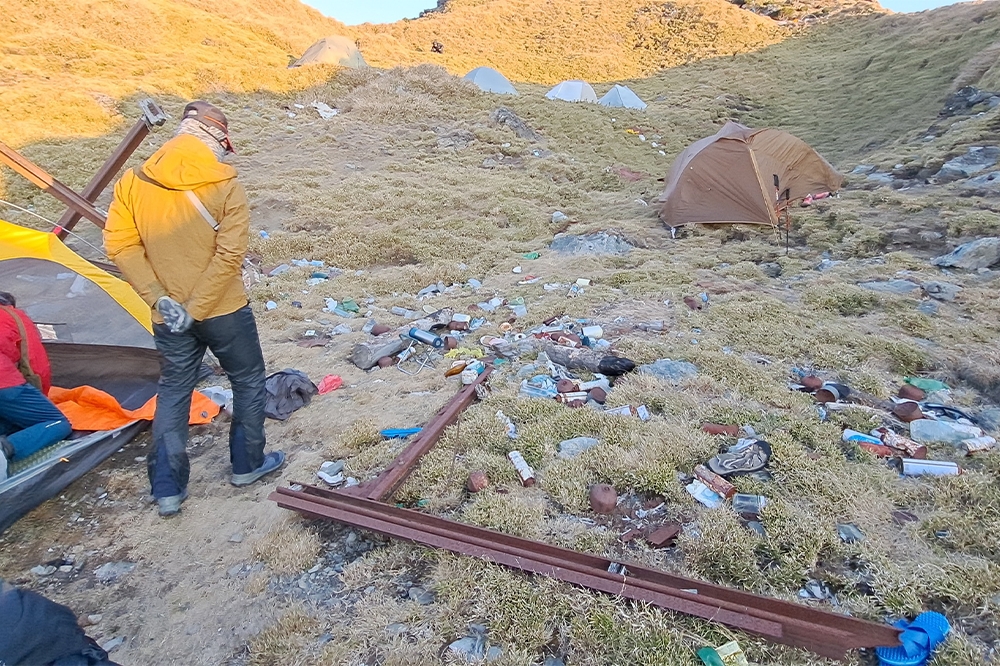 有網友分享，在能高安東軍的營地上發現許多垃圾被扔在地上，讓許多山友氣炸：「真是丟垃圾的垃圾！」（Jason Chang 提供）