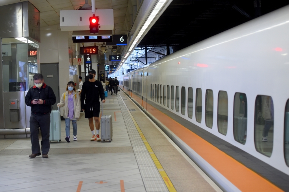 台灣高鐵今天凌晨開放預購端午連假期間的車票，6天共有1031班次可供民眾選擇。（資料照片／張哲偉攝）