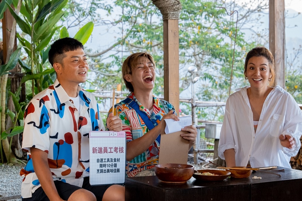 姚元浩（左起）、炎亞綸、莎莎在《嗨！營業中》第二季進行新成員審核，他們原以為是在高山裡經營餐廳，殊不知真正任務是開墾荒山。（好看娛樂提供）