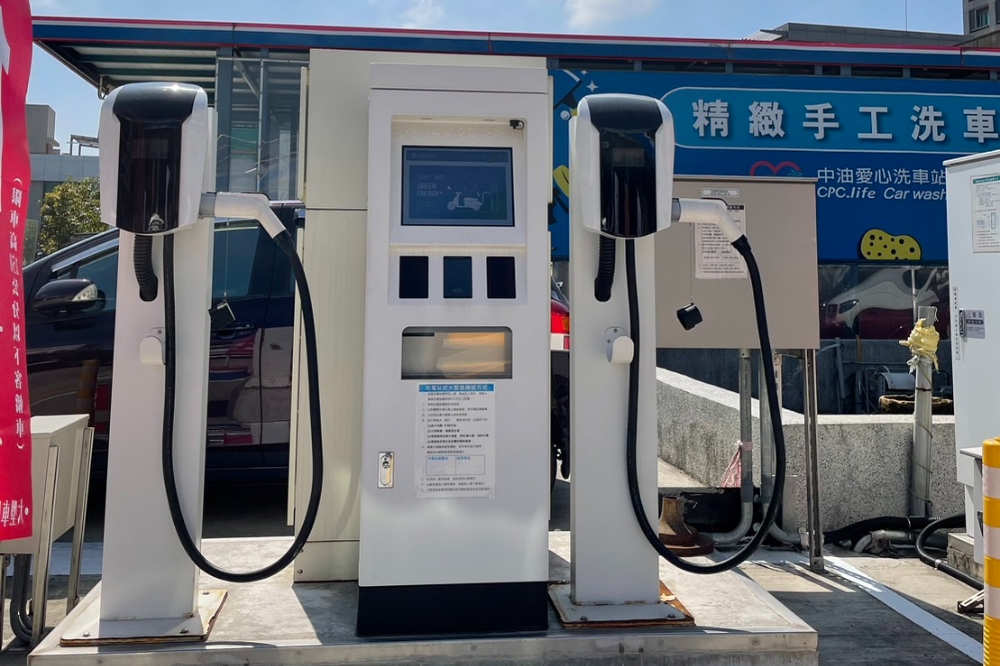 台灣中油公司今天（30日）宣布，全台100座加油站設置電動機車快速充電設備6月1日上線啟用，至6月14日兩周充電免費。（中油提供）
