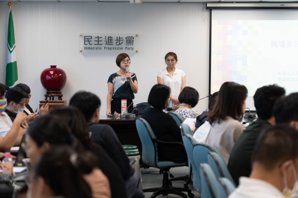 民進黨首場性平課程今天（13日）下午登場，邀高雄市女性權益促進會副理事長黃嘉韻擔任主講人。（民進黨提供）