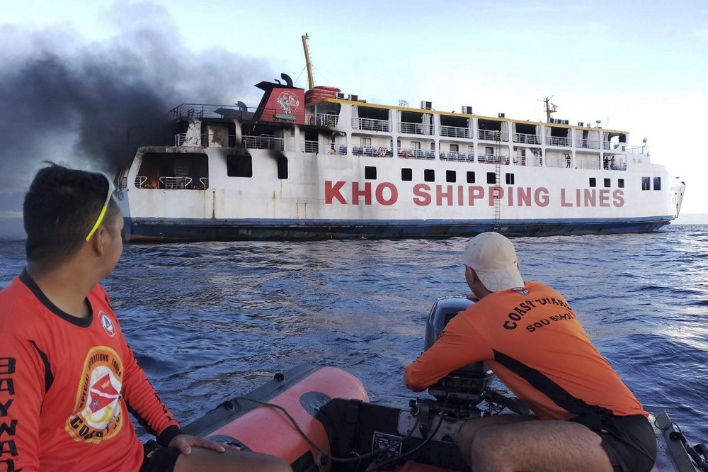 菲律賓1艘渡輪18日清晨在海上失火，船上120名乘員全數獲救。（美聯社）
