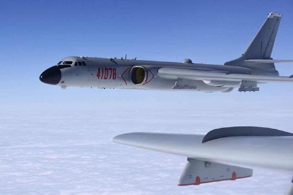 中國官媒指稱，轟-6K夜間繞台將成為常態任務，威脅意味濃厚。（美聯社）
