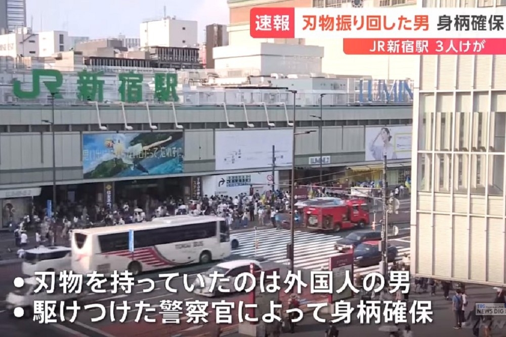 日本JR新宿站山手線電車25日下午發生車上亮刀事件，一度造成大量乘客驚慌推擠，所幸疑似虛驚一場。（截自影片）