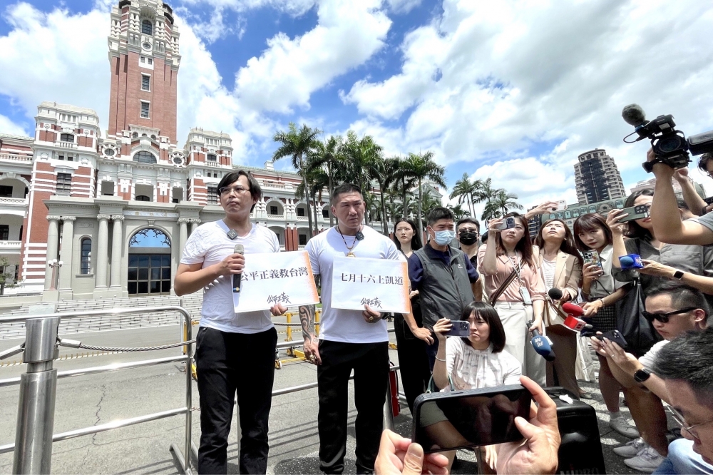 館長陳之漢、前立委黃國昌痛批民進黨，宣布「七月十六上凱道，公平正義救台灣」活動及主視覺公布，還前往總統府邀請蔡英文總統參加活動。（王侑聖攝）