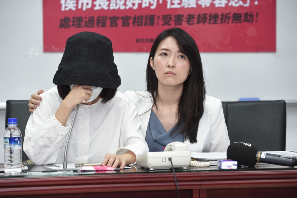 議員山田摩衣今天（26日）陪同一名性騷受害女老師召開記者會，控訴新北市性平申訴不透明，盼侯友宜還公道。（楊約翰攝） 
